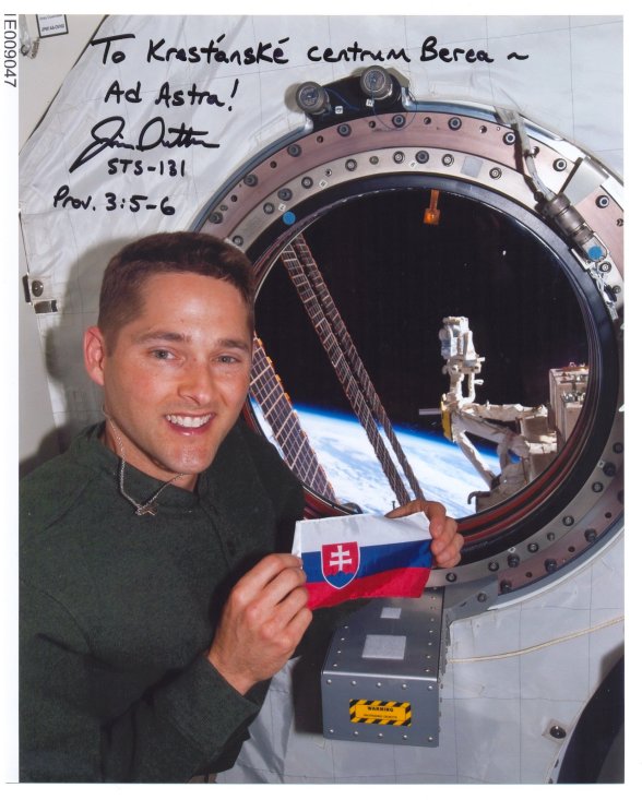 James Dutton on the ISS with the flag of Slovakia